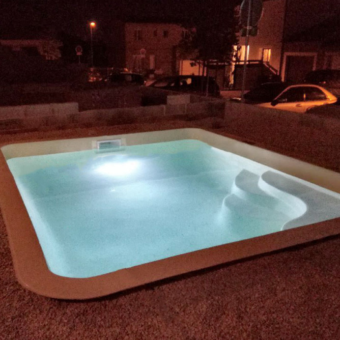 Coque piscine neda vue de nuit