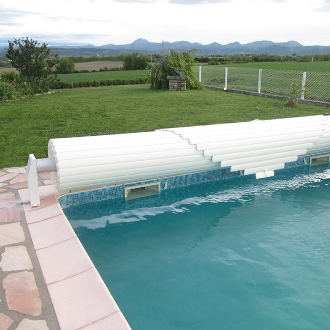 Couverture piscine rigide sur-mesure et fabriquée en France