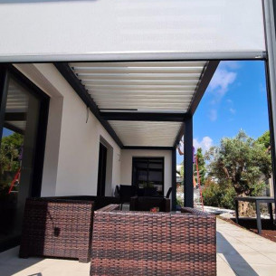 Pergola à lames bioclimatique en kit