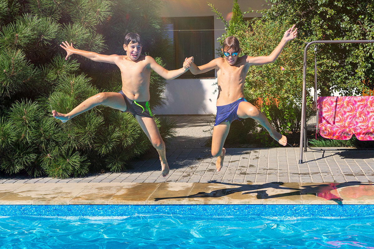 Enfants qui profitent d'une piscine propre et saine