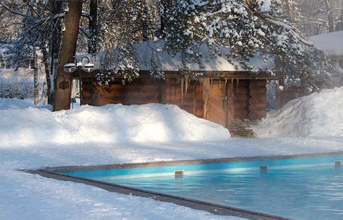 Protéger sa piscine du gel pendant l'hiver