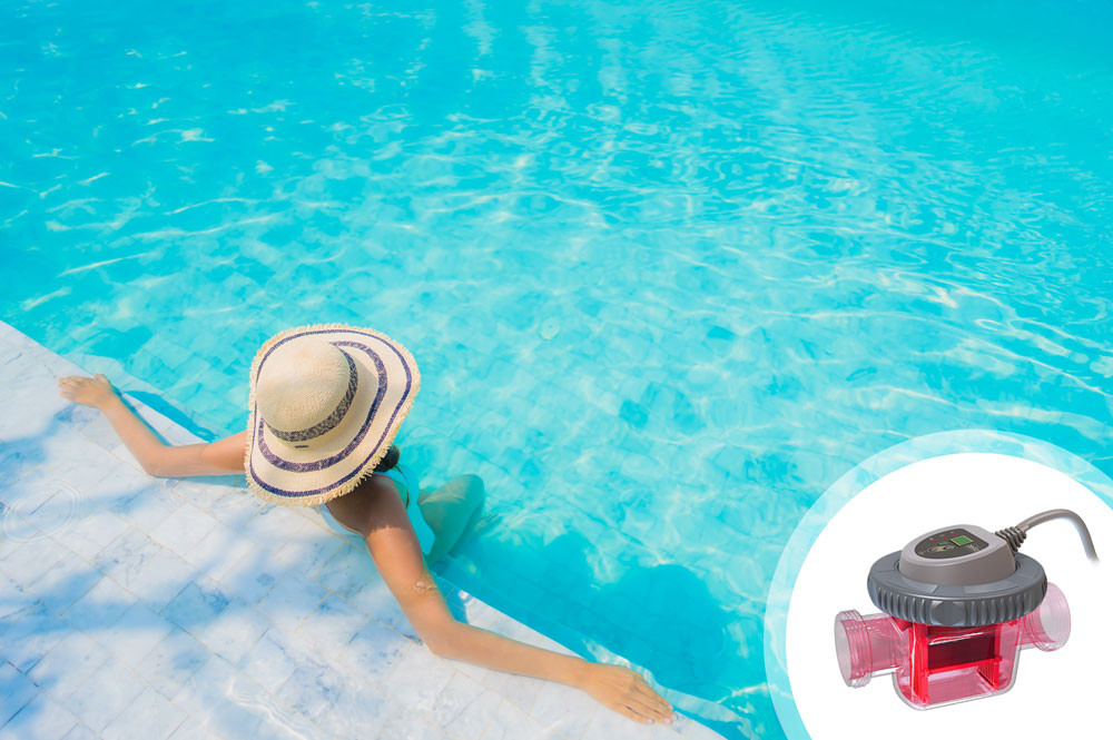 Femme au soleil dans une piscine