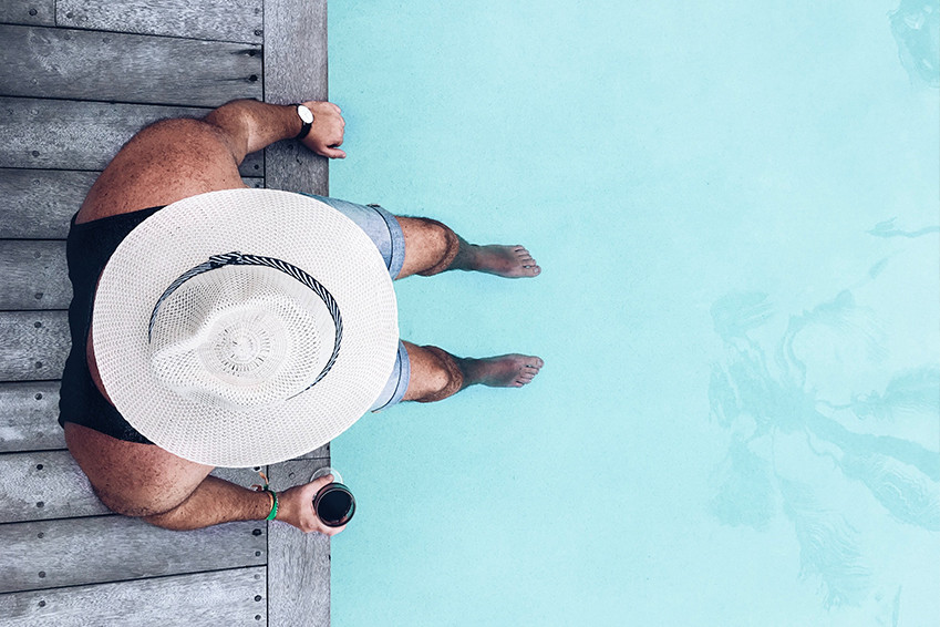 Homme au bord d'une piscine Homme au bord d'une piscine