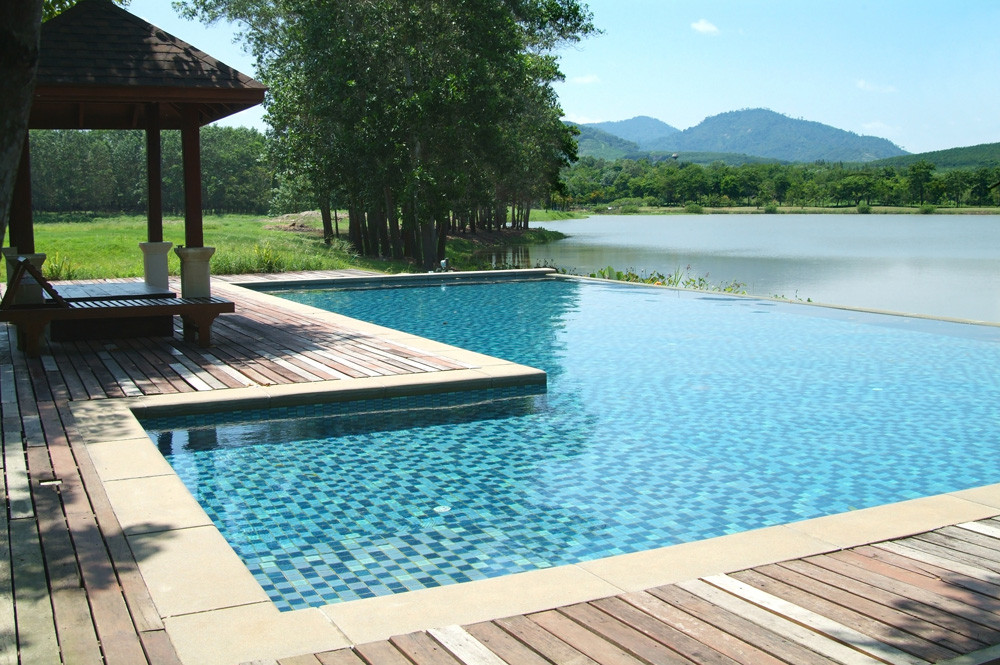 piscine au bord d'un lac piscine au bord d'un lac