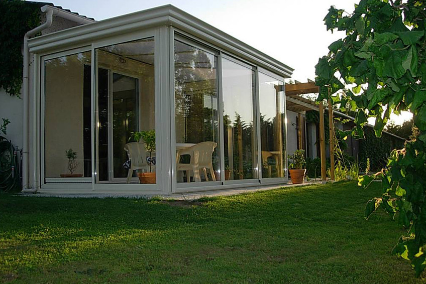 Véranda blanche dans un jardin Véranda blanche dans un jardin