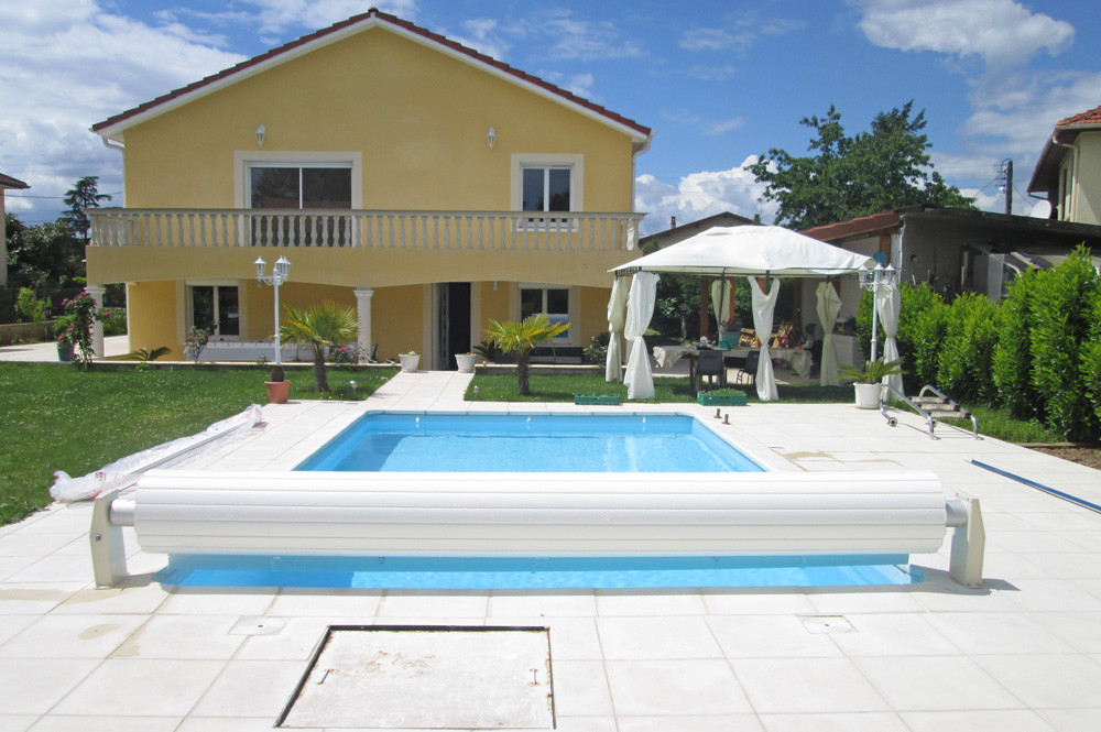 Volet blanc de piscine Volet blanc de piscine