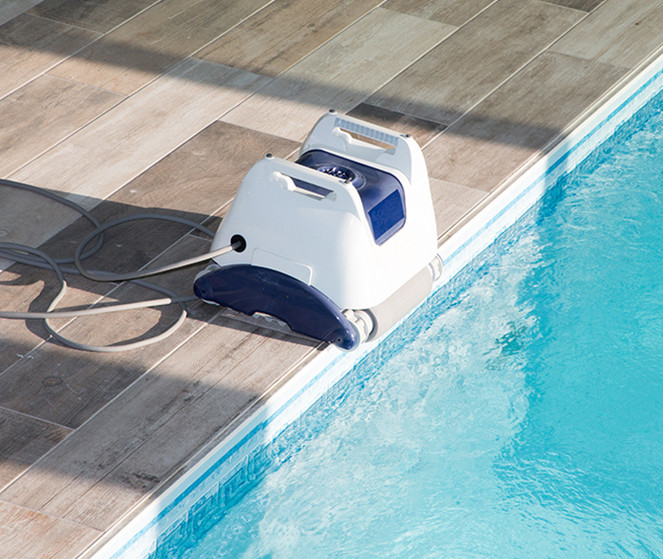 Robot au bord d'une piscine Robot au bord d'une piscine