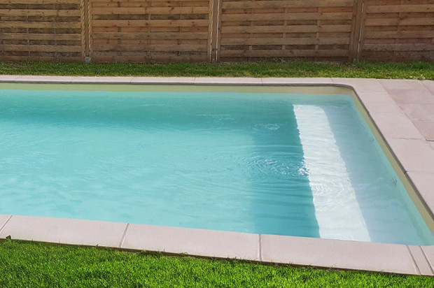 Liner de piscine dasn un jardin Liner de piscine dasn un jardin