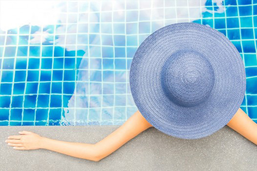 Femme avec chapeau dans une piscine Femme avec chapeau dans une piscine
